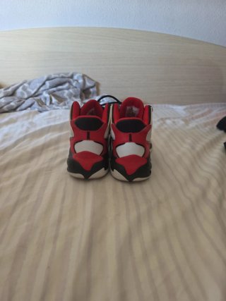Zapatillas Jordan Blancas y Rojas