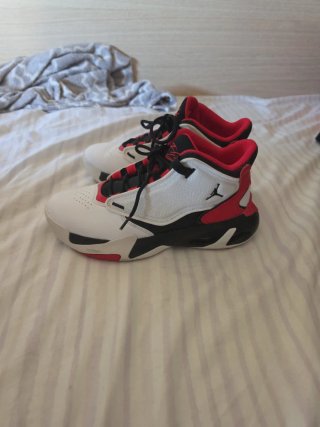 Zapatillas Jordan Blancas y Rojas