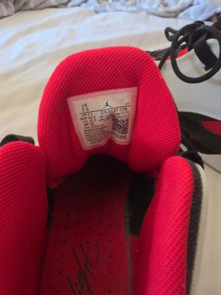Zapatillas Jordan Blancas y Rojas