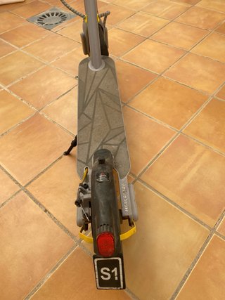 Patinete eléctrico gris