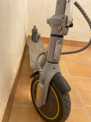 Patinete eléctrico gris