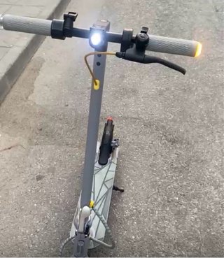 Patinete eléctrico gris