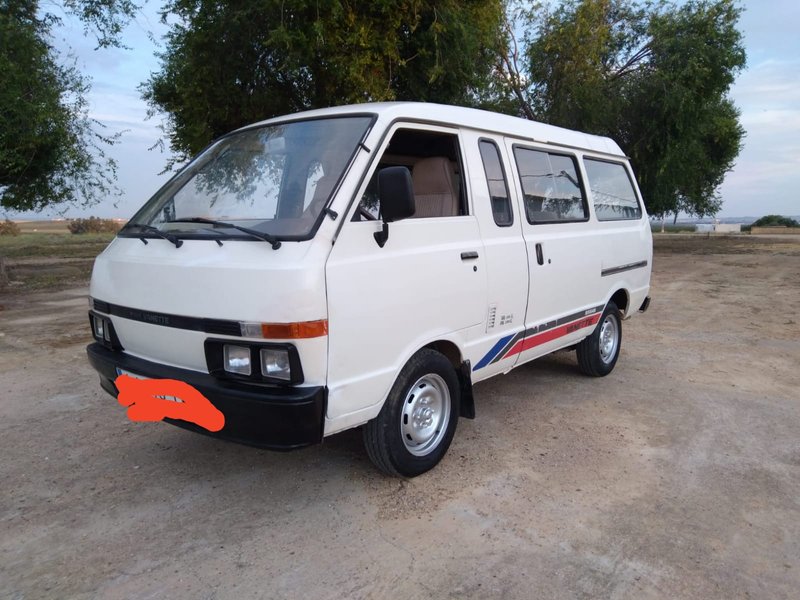 Nissan Vanette de batalla larga acristalada 1993 - foto 1