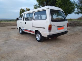Nissan Vanette de batalla larga acristalada 1993