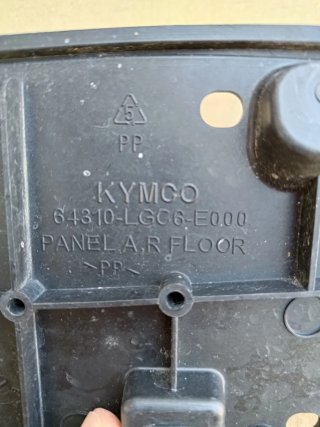 Tapa posapies inferior derecho Kymco AK550