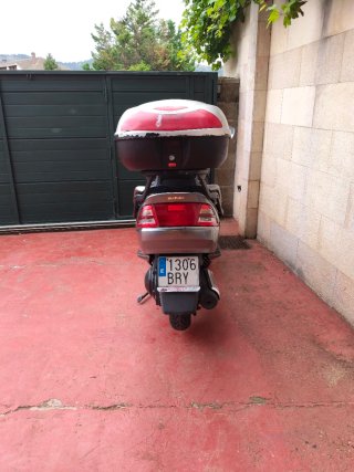 Suzuki Maxi Scooter Gris