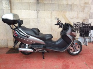 Suzuki Maxi Scooter Gris