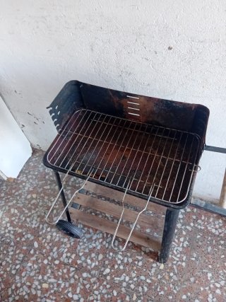 Barbacoa con ruedas y estante