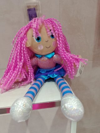 Muñeca de trapo con pelo rosa