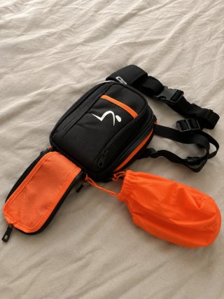 Bolsa de pierna para moto negra con compartimentos
