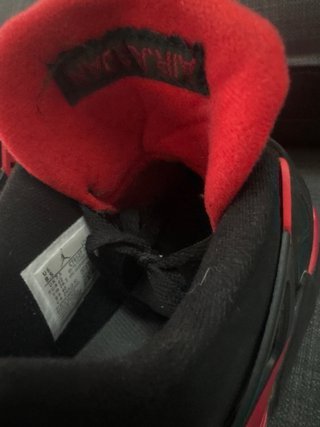 Jordan 4 Negras y Rojas