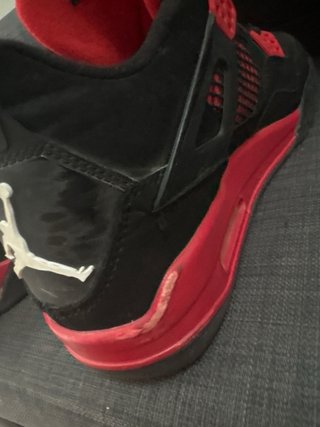 Jordan 4 Negras y Rojas