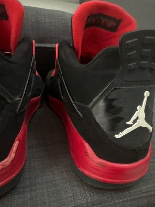 Jordan 4 Negras y Rojas