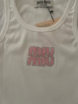Miu Miu Top Blanco con Logo Rosa Brillante