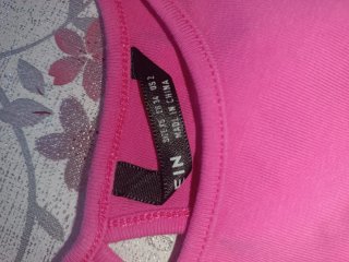 Camiseta rosa con pedrería 'Honey'
