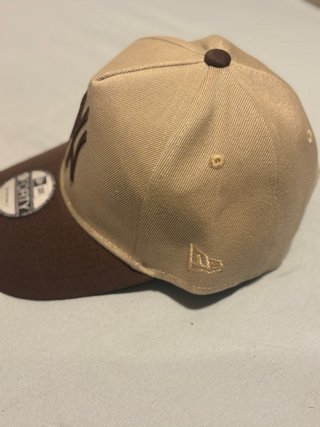 Gorra New Era Beige y Marrón