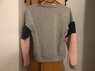Jersey gris corto con pelito en las mangas