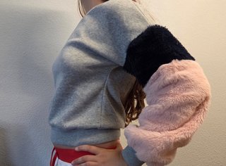 Jersey gris corto con pelito en las mangas