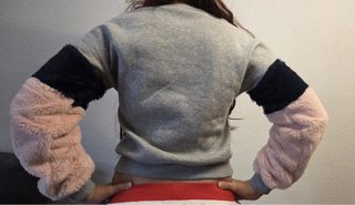 Jersey gris corto con pelito en las mangas