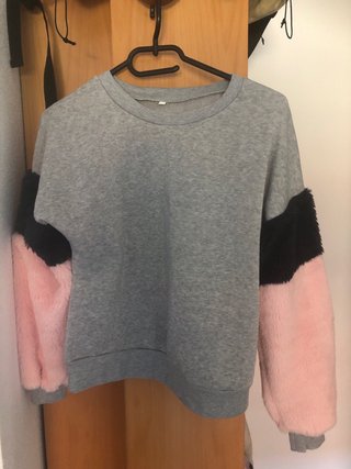 Jersey gris corto con pelito en las mangas