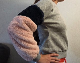 Jersey gris corto con pelito en las mangas
