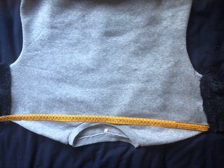 Jersey gris corto con pelito en las mangas