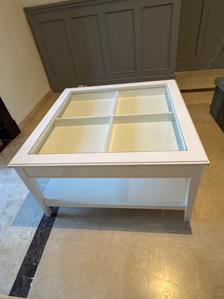 Mesa de centro blanca con tapa de cristal