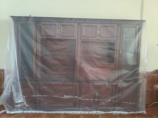 Mueble de madera maciza con cristal