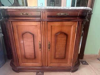 Mueble de entrada con espejo y mármol