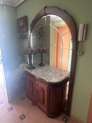 Mueble de entrada con espejo y mármol