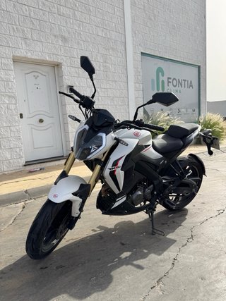 Keeway RKF 125 2023 Blanca y Negra