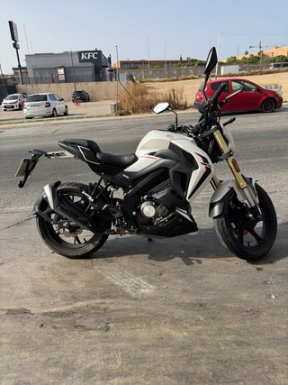 Keeway RKF 125 2023 Blanca y Negra