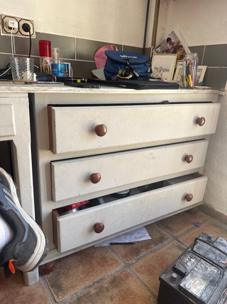 Cajonera blanca y azul de madera