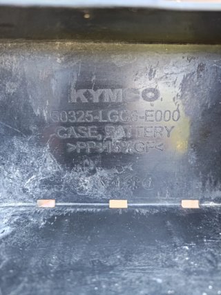 Caja batería completa Kymko AK550