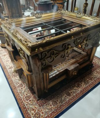 Mesa centro madera dorada cristal reja