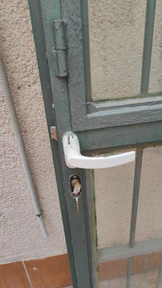 Puerta metálica con rejas y cerradura