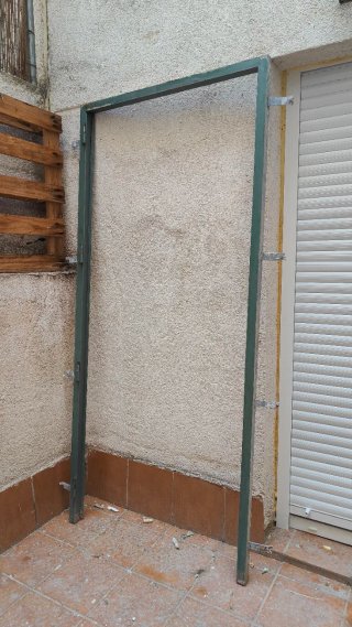 Puerta metálica con rejas y cerradura