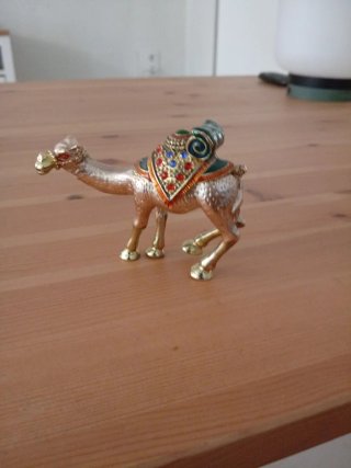Camello bronce con piedras preciosas