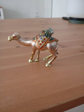 Camello bronce con piedras preciosas