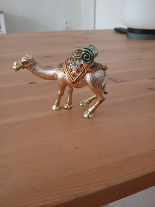 Camello bronce con piedras preciosas