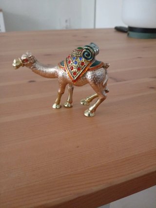 Camello bronce con piedras preciosas