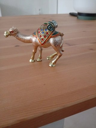 Camello bronce con piedras preciosas
