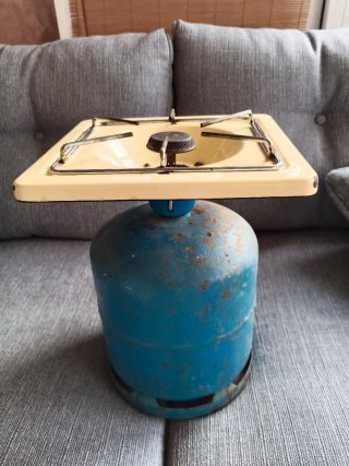 Cocina de camping a gas azul y amarilla