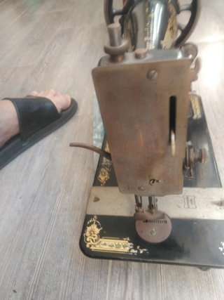 Máquina de coser antigua negra y dorada SINGER