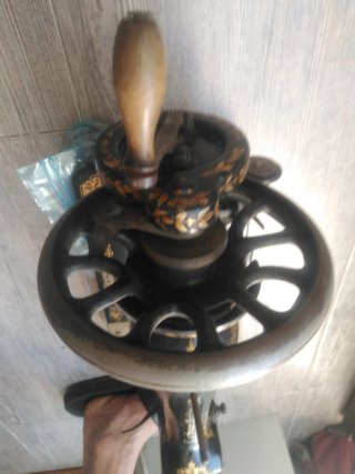 Máquina de coser antigua negra y dorada SINGER