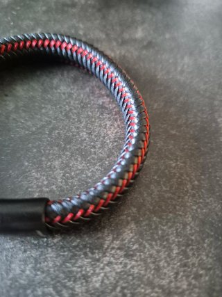 Pulsera trenzada cuero negro y rojo