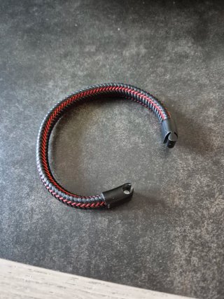 Pulsera trenzada cuero negro y rojo