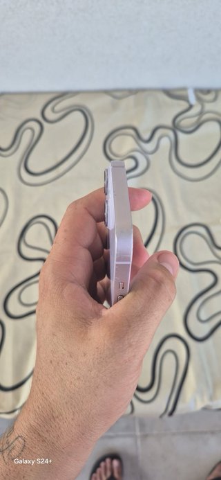 iPhone 14 Lila