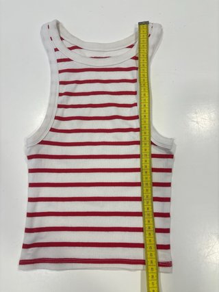 Crop top blanco con rayas rojas