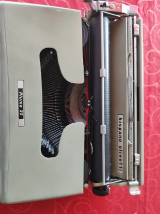 Máquina de escribir Hispano Olivetti Pluma 22